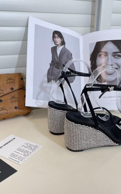 נעלי עקב  וואנג