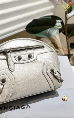 תיק בלנסיאגה במגוון צבעים