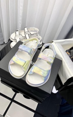 סנדלי שאנל במגוון צבעים