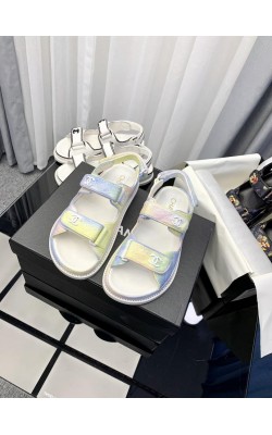 סנדלי שאנל במגוון צבעים