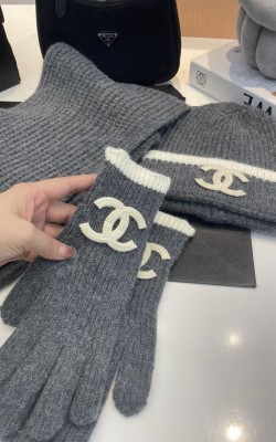 סט כפפה כובע וצעיף שאנל