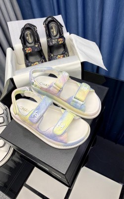 סנדלי שאנל במגוון צבעים