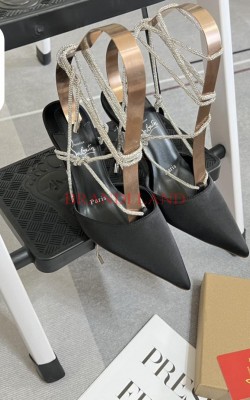 נעלי עקב לובוטין