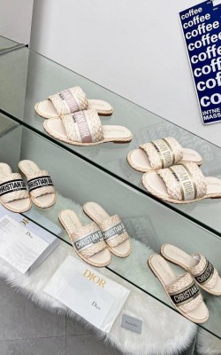 כפכפי דיור נמוכות 