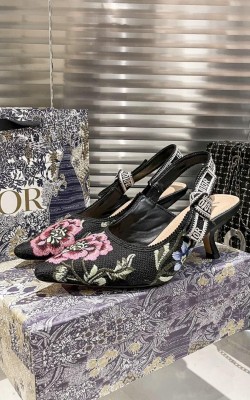 נעלי עקב דיור 