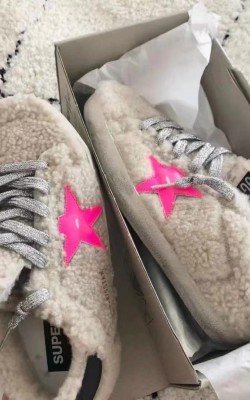 נעלי גולדן גוס פרווה במבצע יום הרווקים