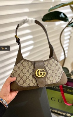 תיק גוצי' בכמה צבעים