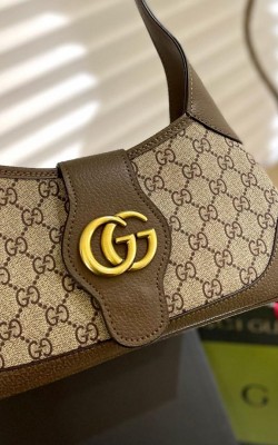 תיק גוצי' בכמה צבעים