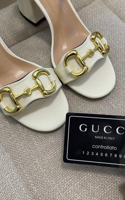 סנדלי עקב גוצי