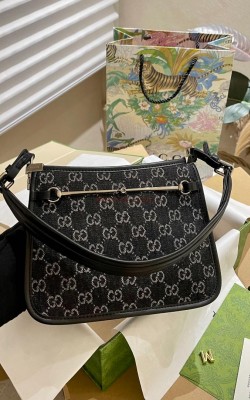 תיק גוצי 24 ס"מ