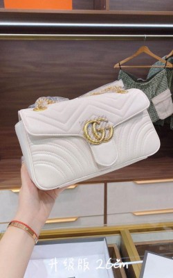 תיק גוצי' בכמה צבעים ושלושה צבעים