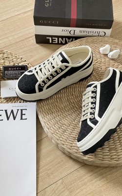 נעלי גוצי במגוון צבעים  - נמוכות וגבוהות