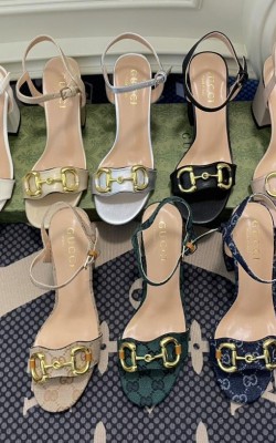 סנדלי עקב גוצי