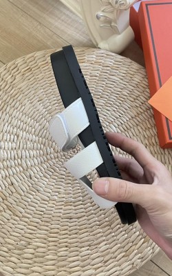 כפכפי הרמס במגוון צבעים 