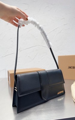 תיק Jacquemus במגוון צבעים