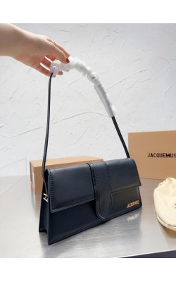 תיק Jacquemus במגוון צבעים