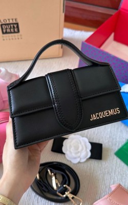תיק Jacquemus במגוון צבעים