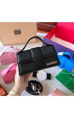 תיק Jacquemus במגוון צבעים