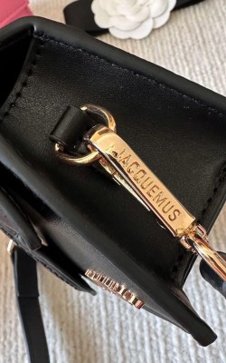 תיק Jacquemus במגוון צבעים