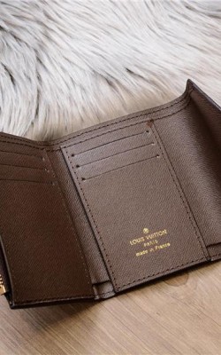 ארנק לואי המבוקש חזר למלאי במגוון צבעים 