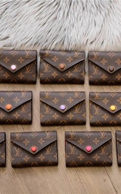 ארנק לואי המבוקש חזר למלאי במגוון צבעים 