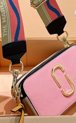 תיק מארק ג'ייקובס במגוון צבעים