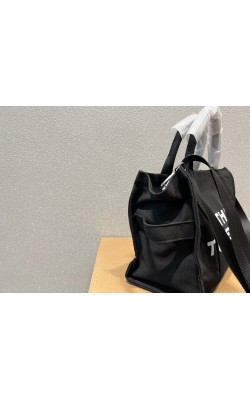 תיק מארק ג'ייקובס