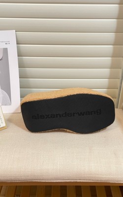 כפכפי אלכסנדר מקווין