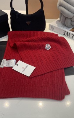 סט כפפה כובע וצעיף מונקלר