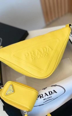 תיק פראדה המבוקש בצבעים מטורפים 