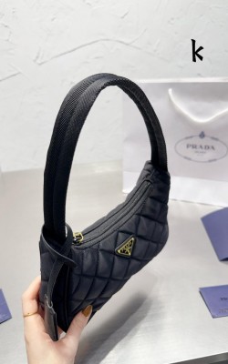 תיקי פראדה במלא צבעים