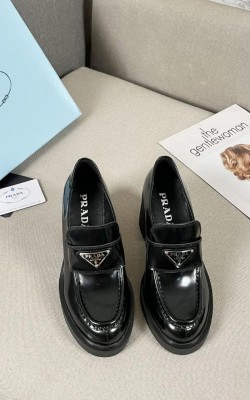 נעלי פראדה עקב