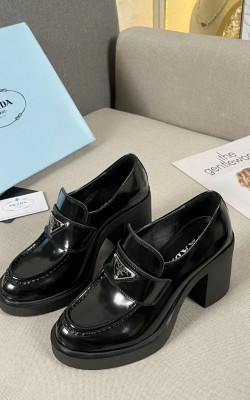 נעלי פראדה עקב