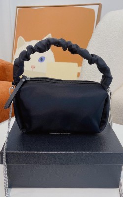 תיק פראדה במגוון צבעים 