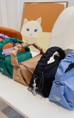 תיק פראדה במגוון צבעים 