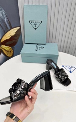 נעלי עקב פראדה