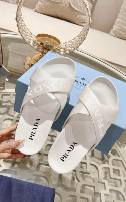 כפכפי פראדה