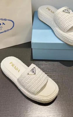 כפכפי פראדה