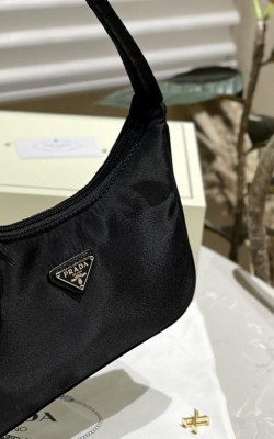 תיקי פראדה במלא צבעים