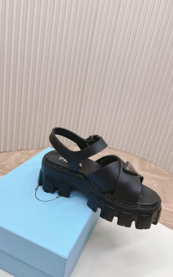 סנדלי פראדה