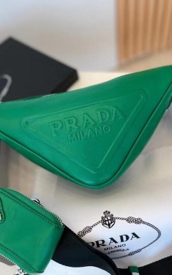 תיק פראדה המבוקש בצבעים מטורפים 