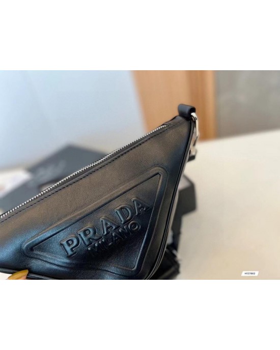 תיק פראדה המבוקש בצבעים מטורפים