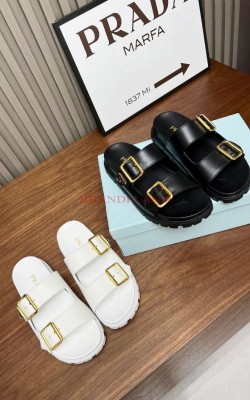 כפכפי פראדה