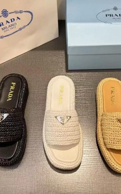 כפכפי פראדה