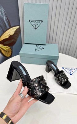 נעלי עקב פראדה