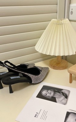 סנדלי עקב פראדה