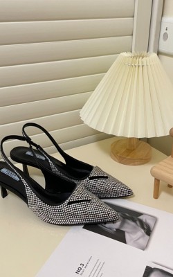 סנדלי עקב פראדה