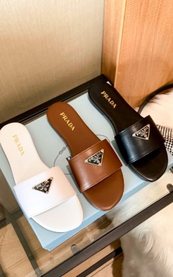 סנדלי פראדה