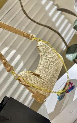 תיקי פראדה במלא צבעים