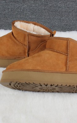 מגפי פלטפורמה UGG